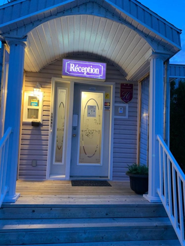 Auberge Motel Panorama image 28